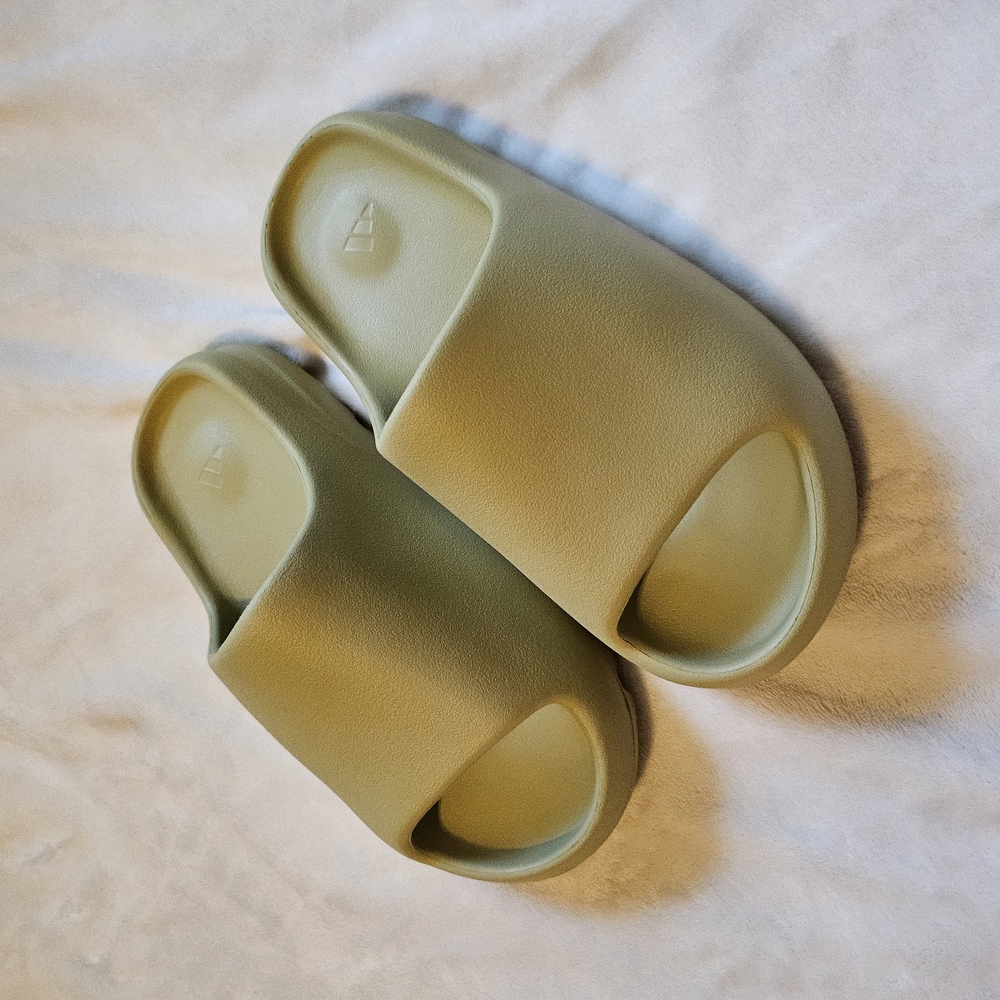 Yeezy Slides Size 6
